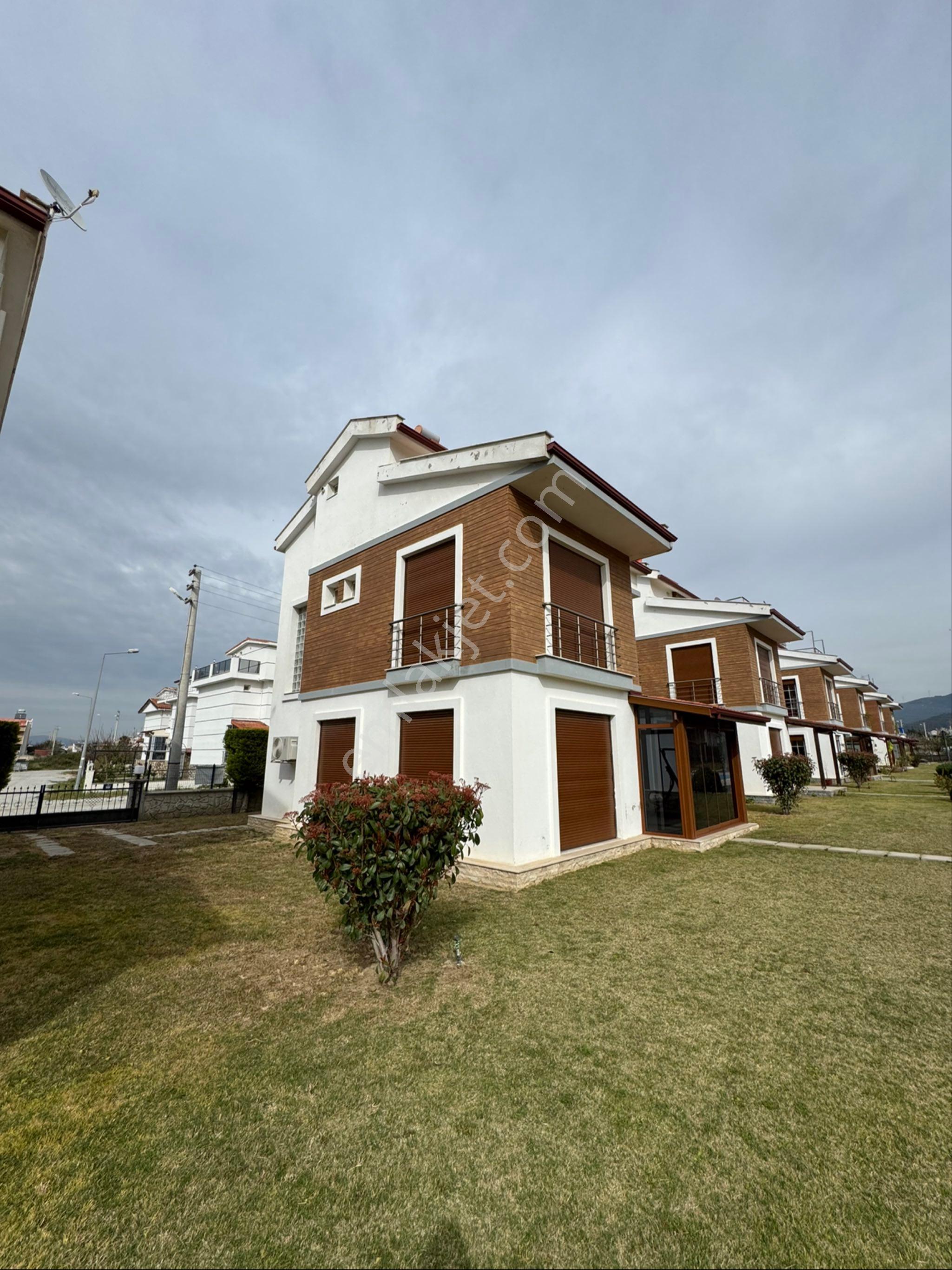 Denize Yakın Havuzlu Sitede Geniş Bahçeli 4+1 Müstakil Villa - Görsel 11