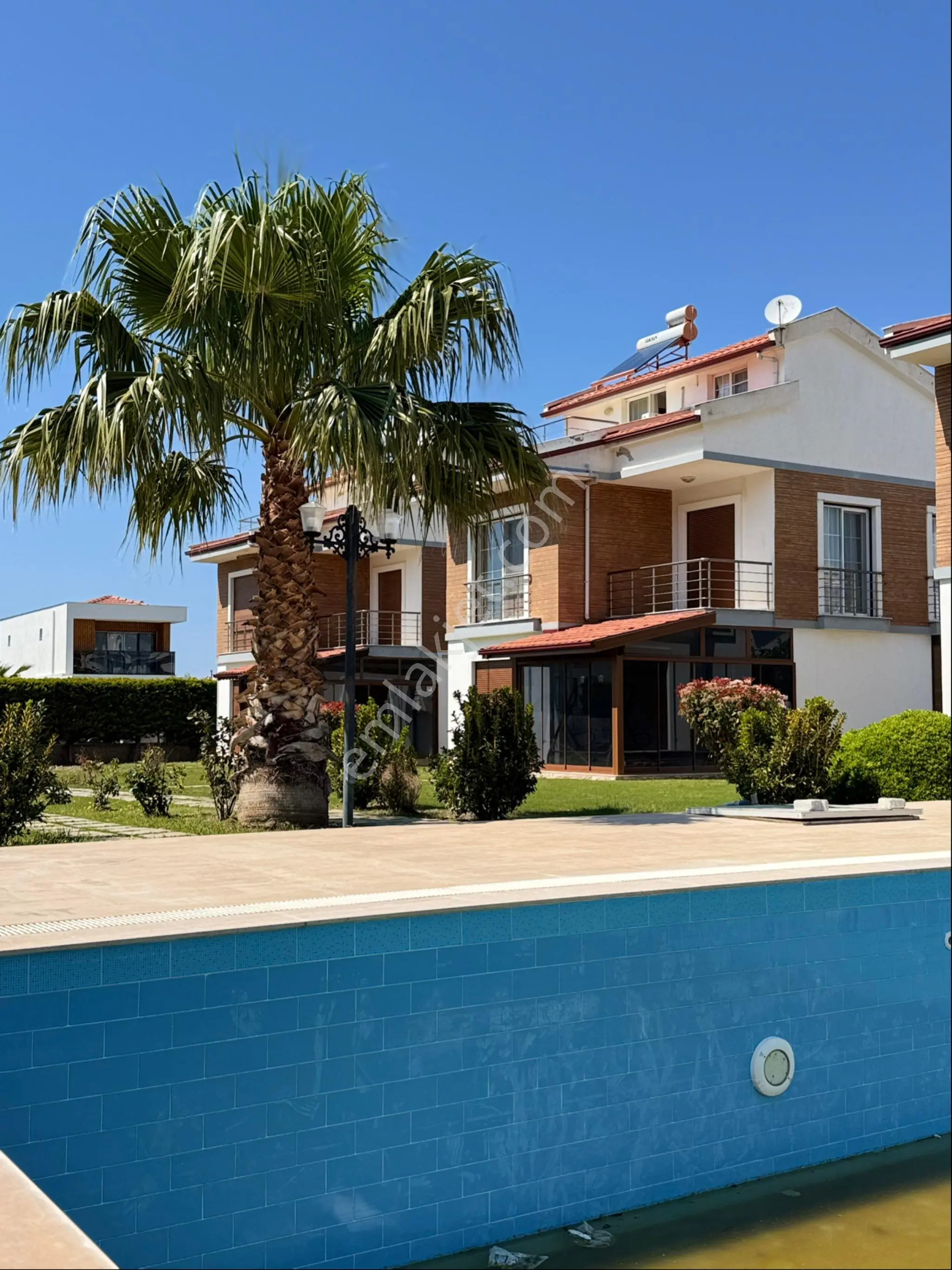 Denize Yakın Havuzlu Sitede Geniş Bahçeli 4+1 Müstakil Villa - Görsel 3