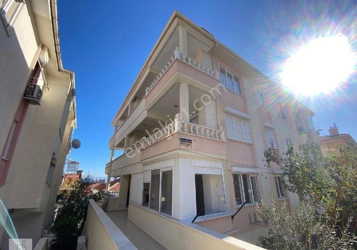 Altınoluk Merkezi Konumda Heryere Yakın 15 Yıllık Bina Da Yüksek Giriş 1+1 Temiz Daire
