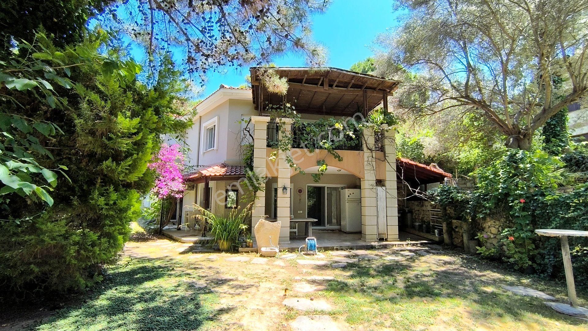Urla Çamyuva Sitesi’nde 2.233m2 Arsa Paylı Harika Villa!