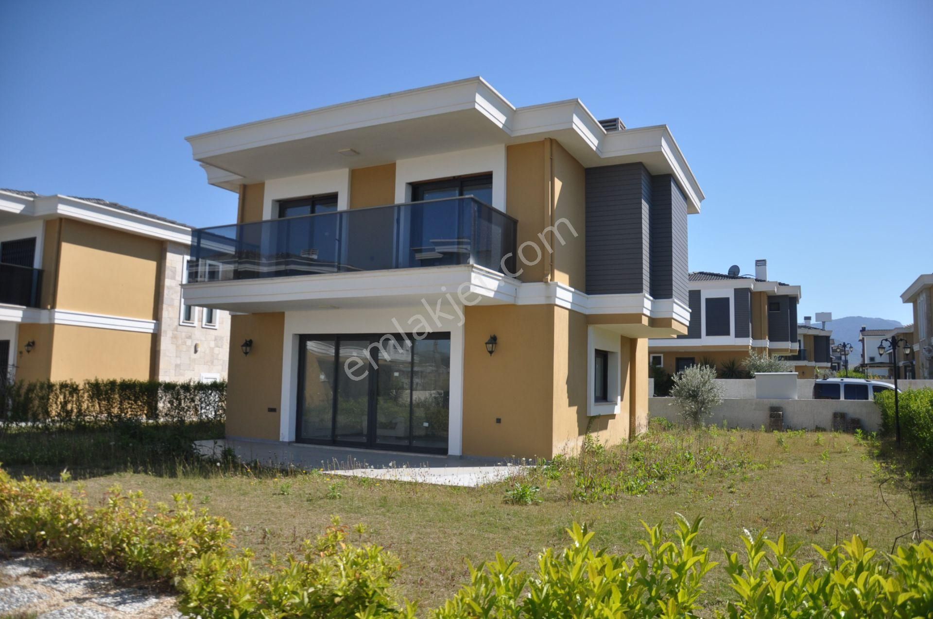 Kuşadası Davutlar Sahilinde Havuzlu Yeni Sitede Geniş Ferah 3+1 Villa