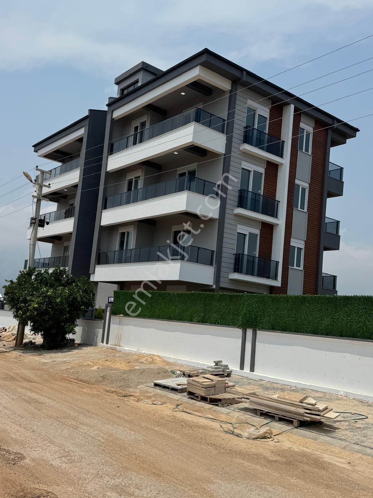 Havuzlı Döşemealtı Site İçi 2+1