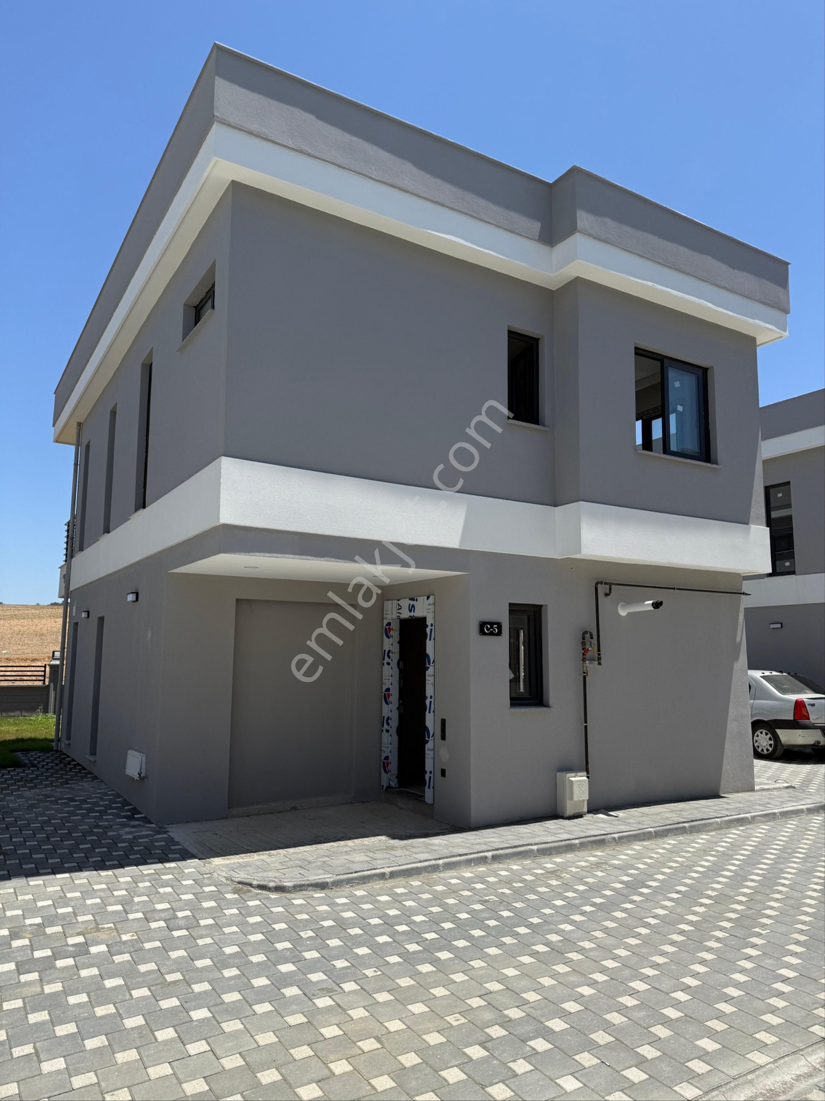 Kabasakal Mahallesinde Sıfır 4+1 Açık Mutfak Site İçerisinde Havuzlu Bahçeli Satılık Villa!