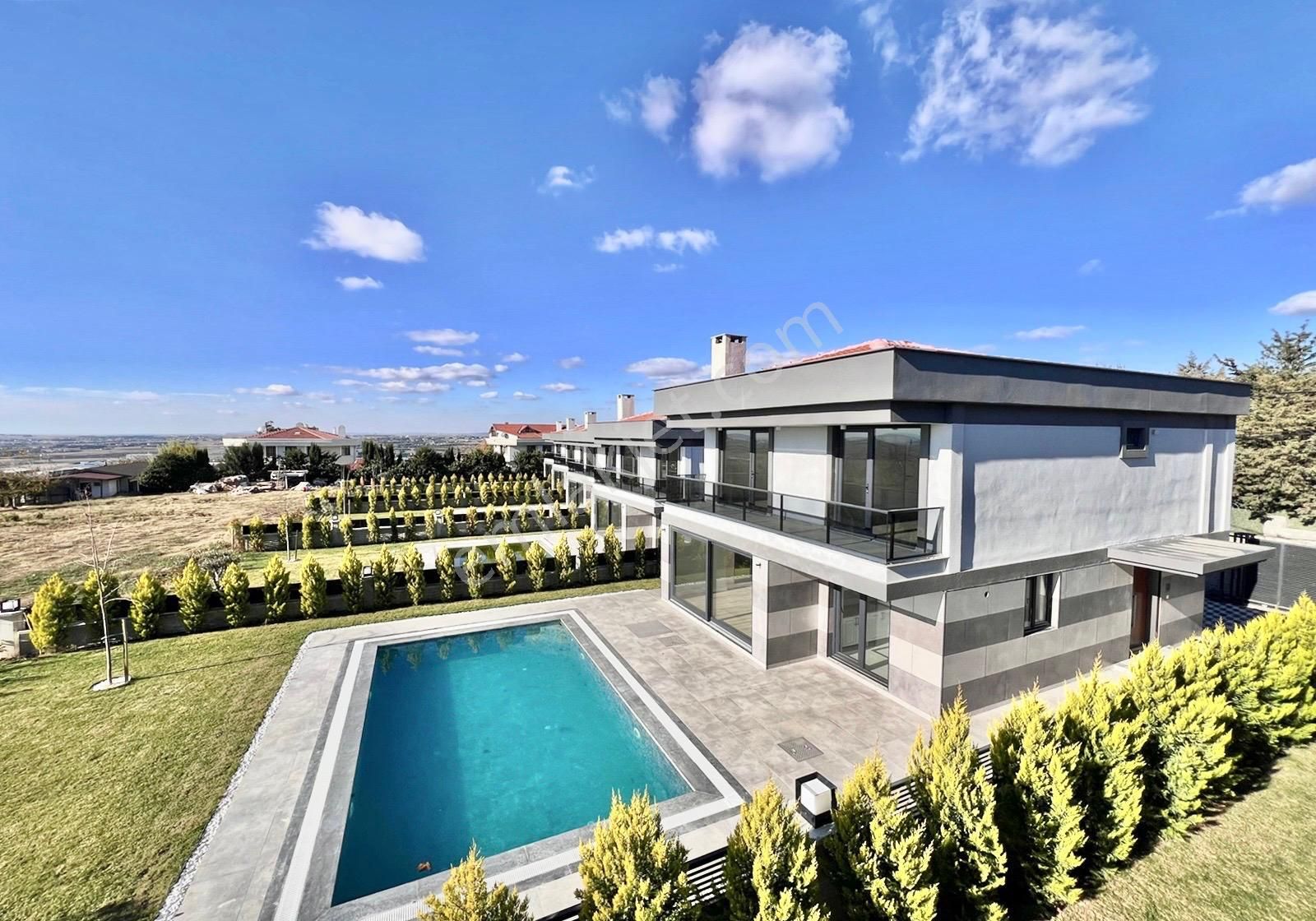 Goldhouse Dan Satılık 500 M2 Arsa İçin De Havuzlu Villa