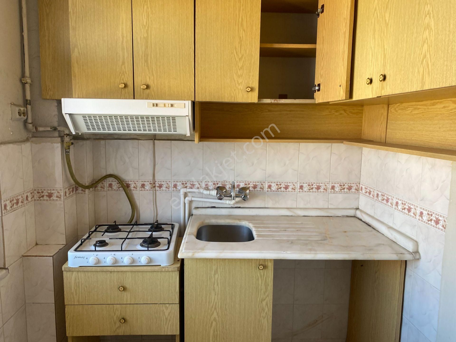 Destan-030-kocamustafapaşa Alipaşa Cd Civarı 2 Oda 1 Salon Orta 3.kat 80m2 Kombi Yapılıyor Bakımlı