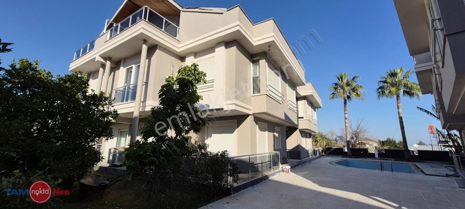 Güzeloba'da Satılık Tribleks Villa