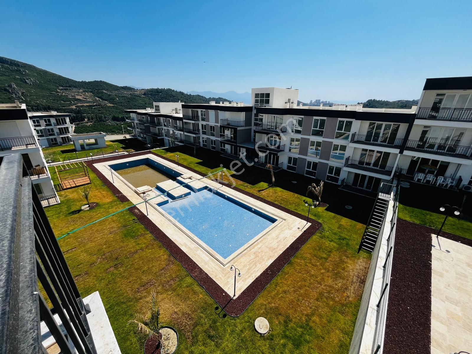 Kuşadası'nda Sıfır Doğanın İçerisinde Deniz Manzaralı 1+1 Daire