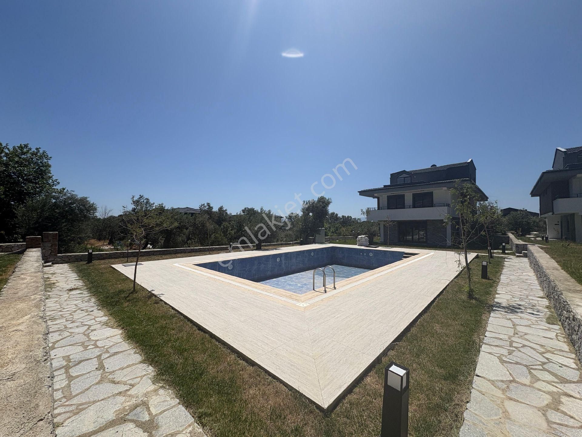 Arya Gayrimenkul'den Güre'de Havuzlu Site İçersinde 3+1 Villa
