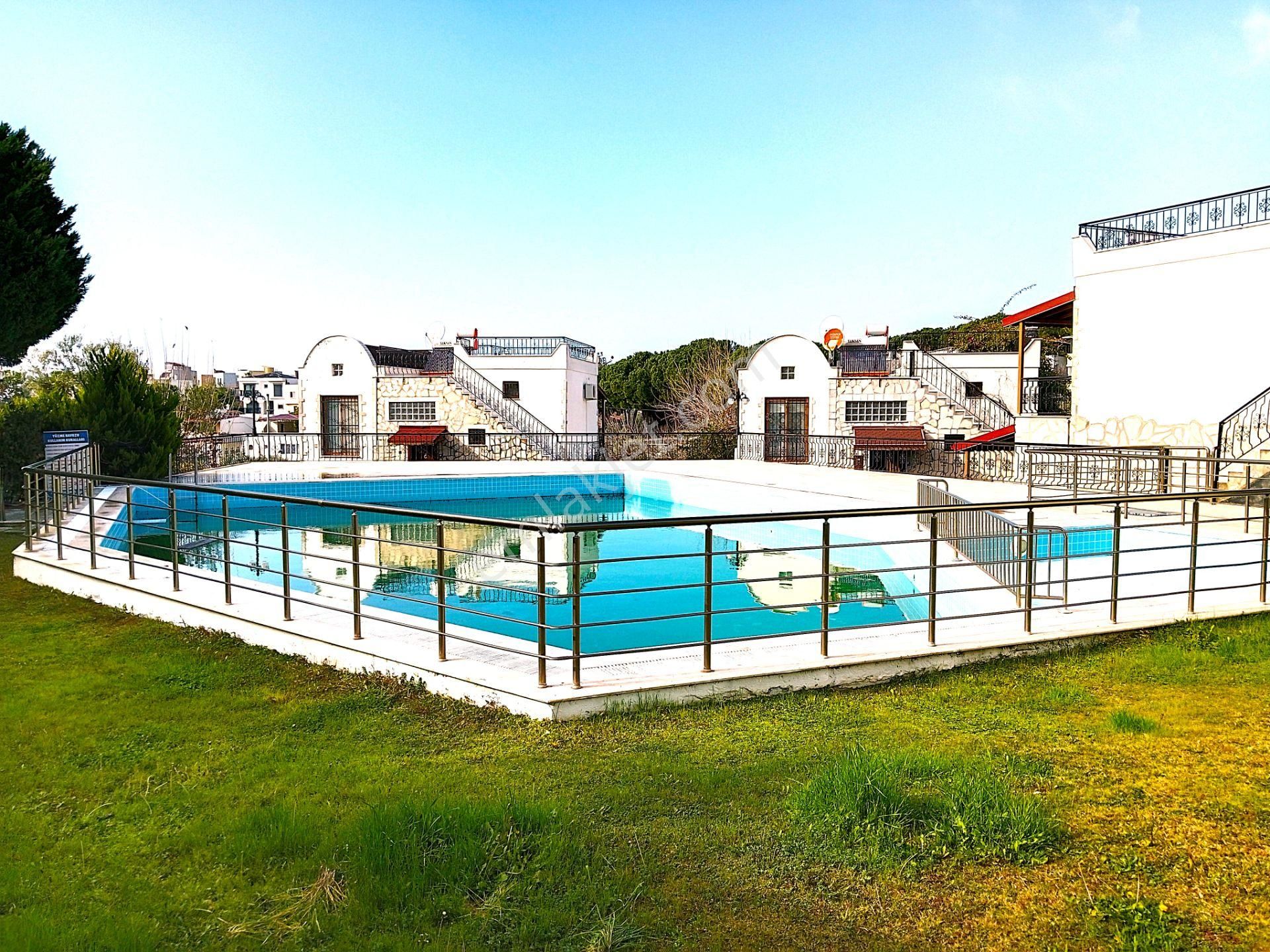 Kuşadası Soğucakta Havuzlu Site Bahçeli Geniş Ferah 3+1 Müstakil Villa