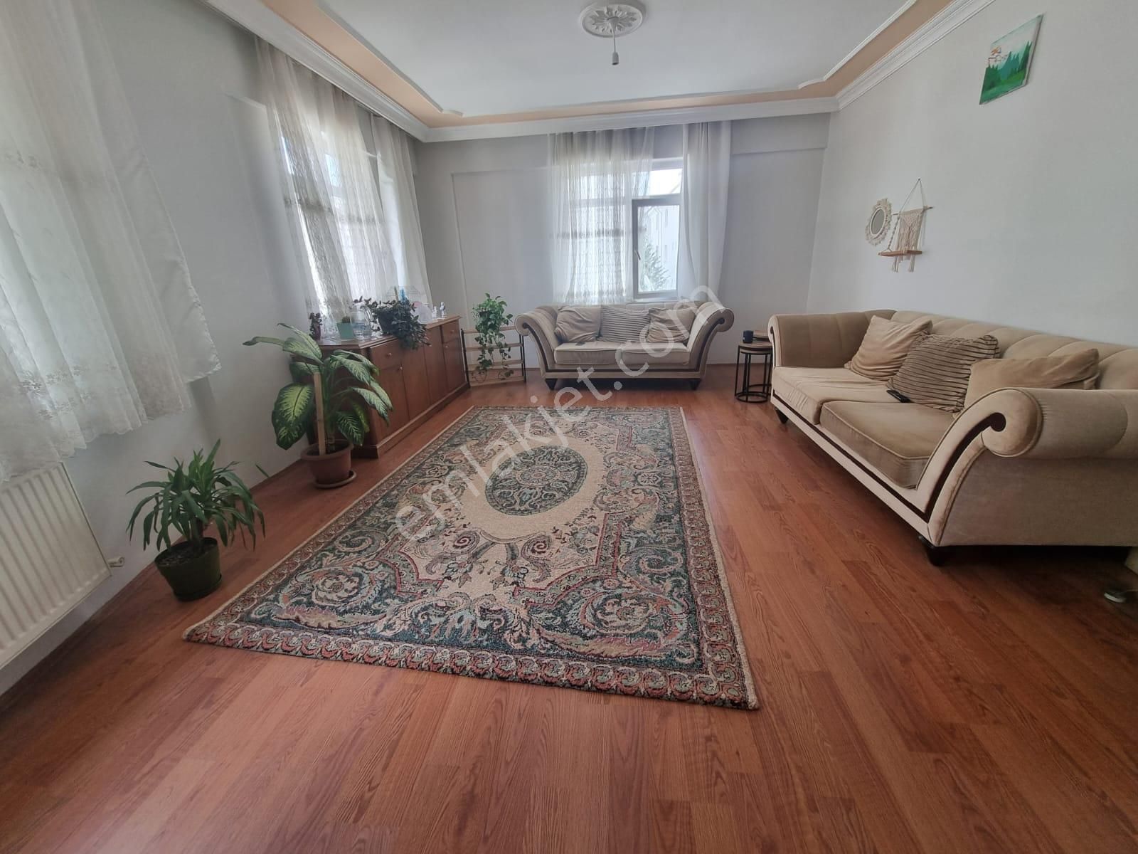 Çamlıca Mahallesi Behçet Necatigil Caddesinde Satılık 3+1 Daire