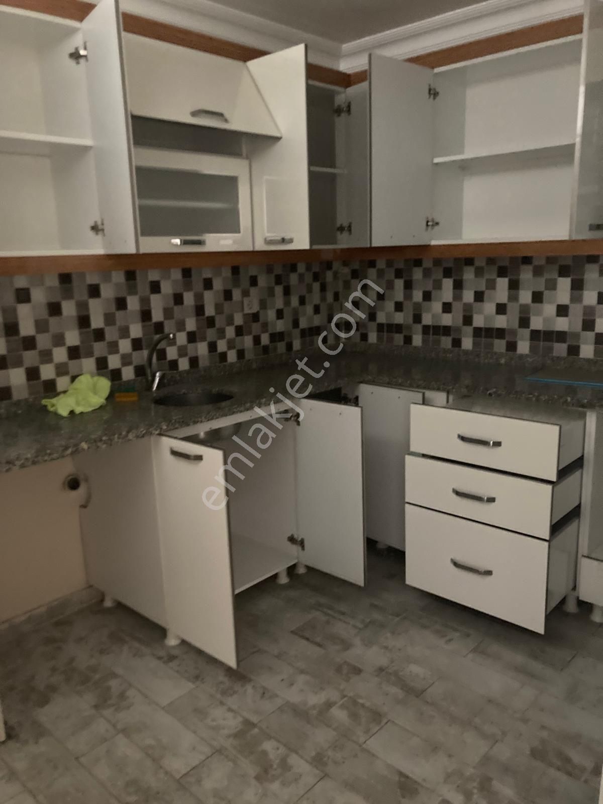 Metrobüse Yakın Apartman İçerisinde Geniş 1+1 Temiz Dair
