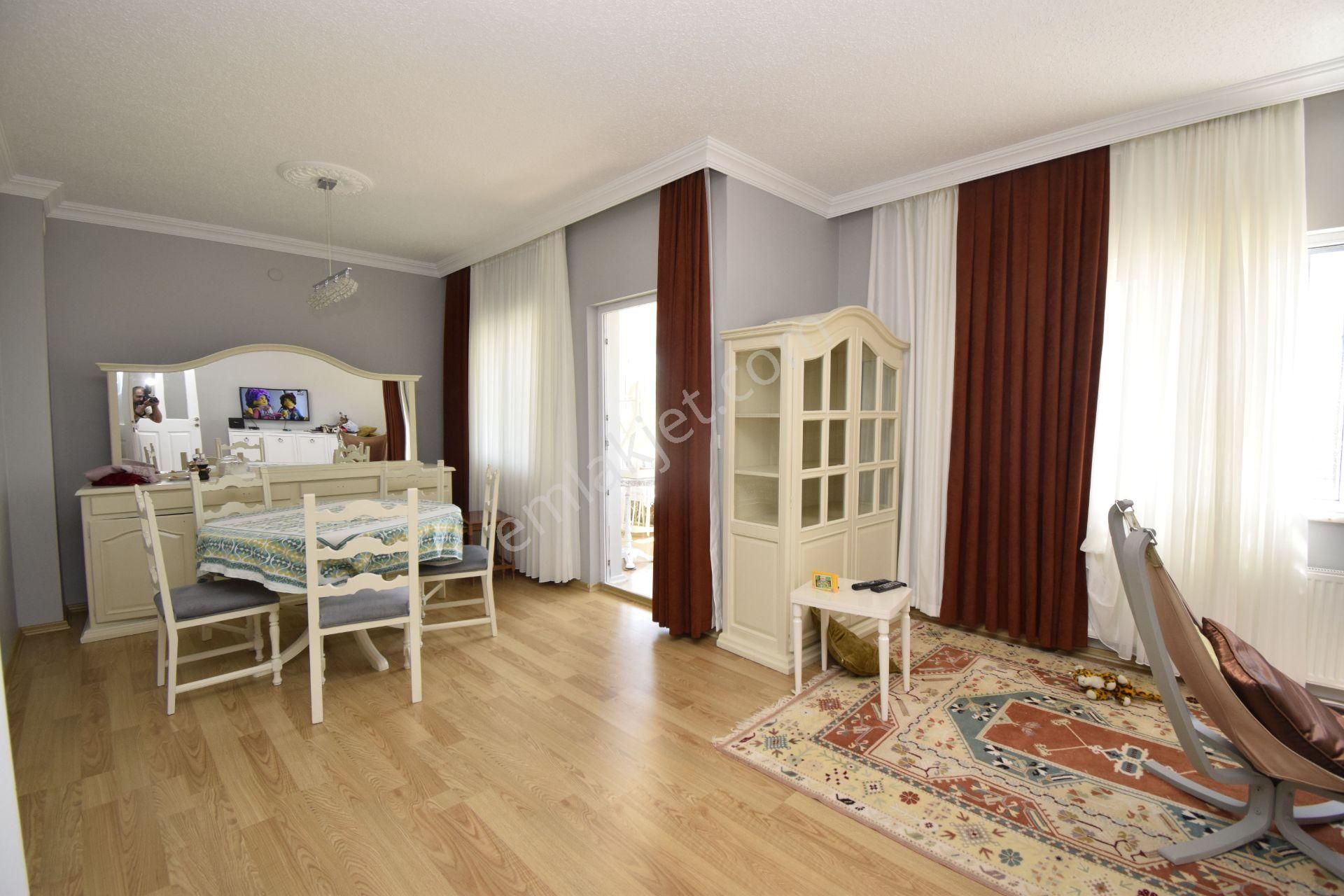 Turyap Yapracık 'tan 1.bölgede Kat Konumunda Güney Cephe Y-tipi 3+1 Daire