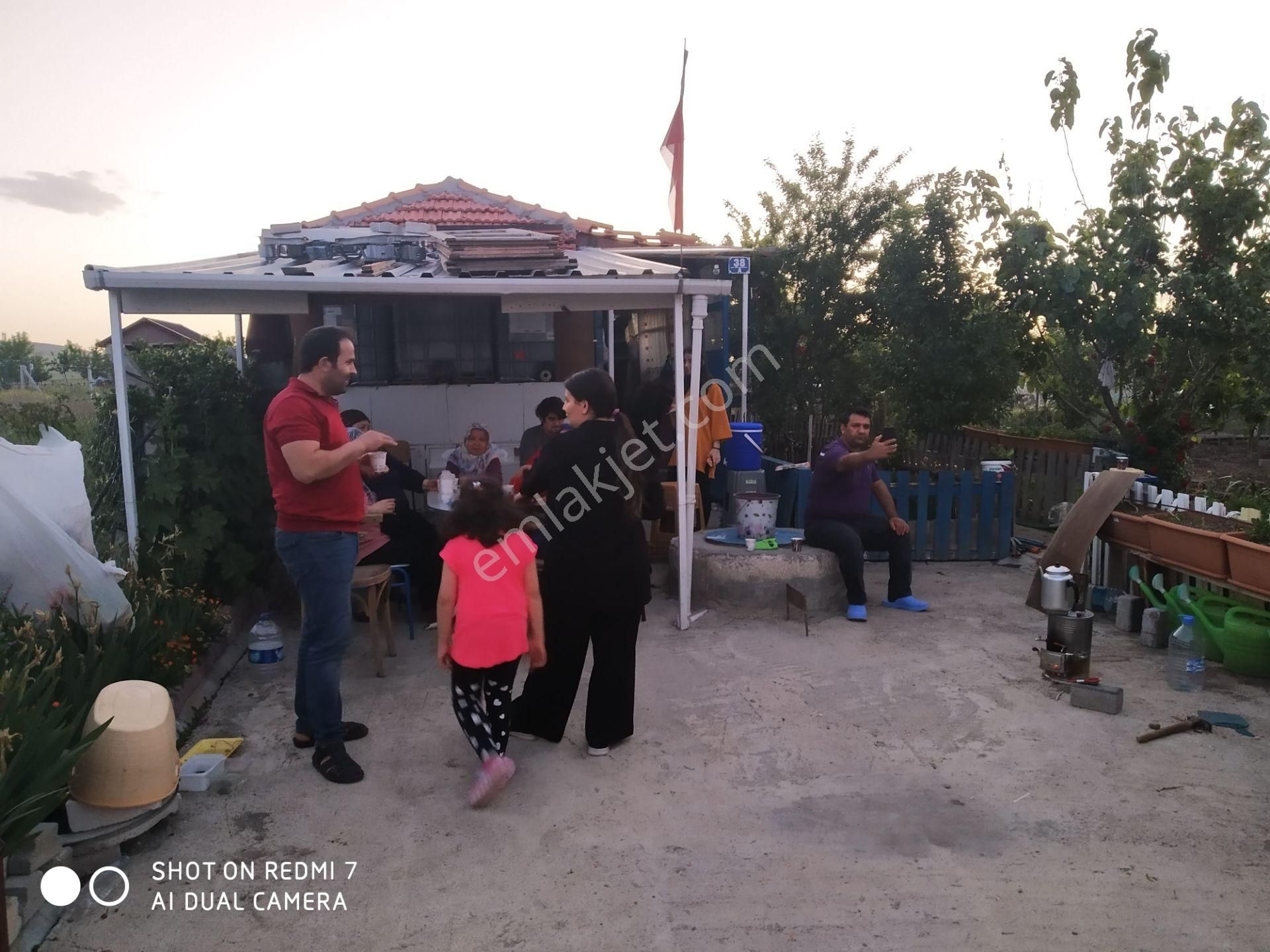 İçinde Elektriği, Evi, 6-7 Yaş Ağaçları, Kuyuları, Su Depoları Kapalı Garajı Olan Hobi Bahçesi Hazır