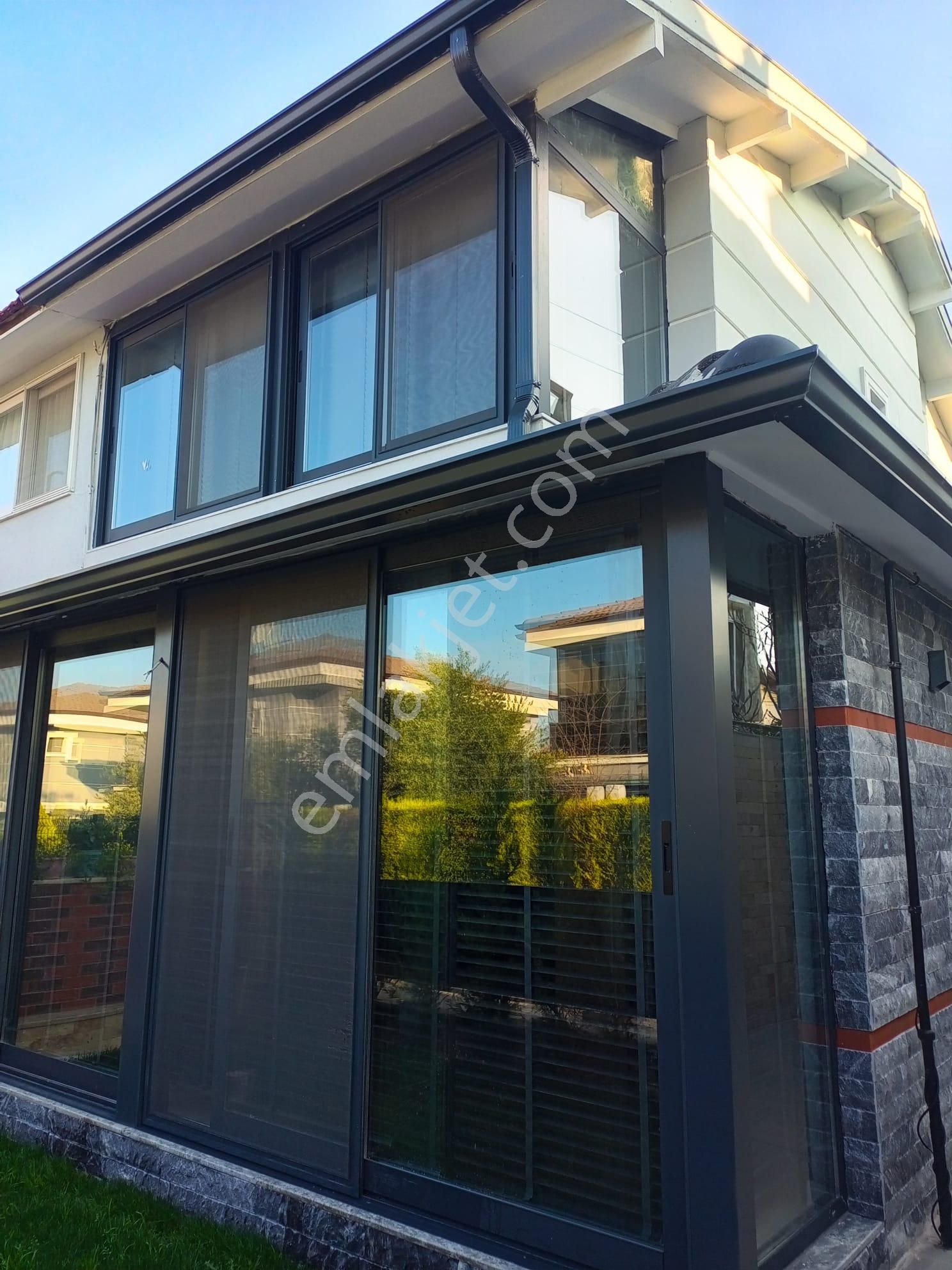 Urla'da Denize 300 M Sıfır Ayarında Eşyalı Villa