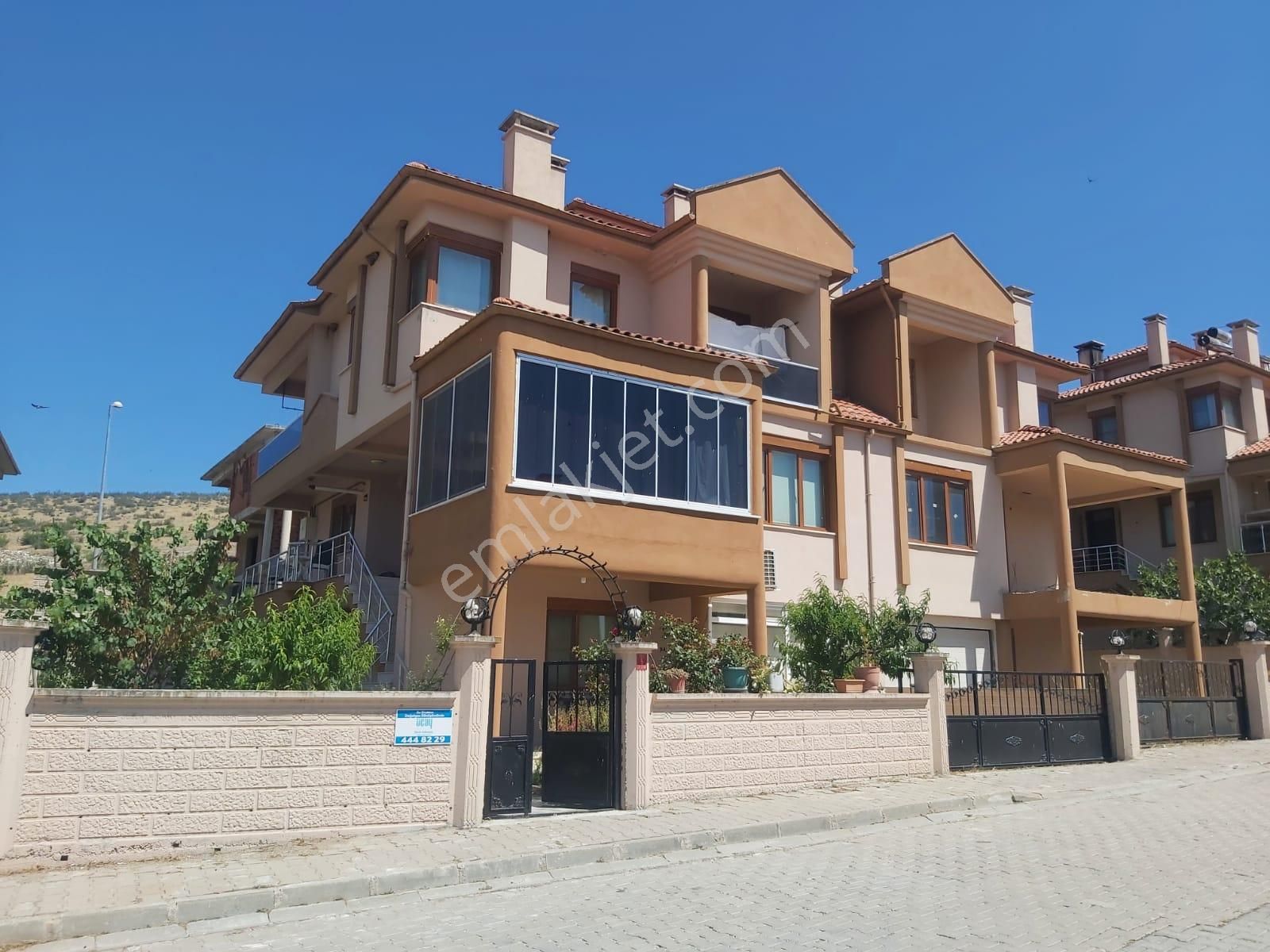 Balıkesir Kepsut Tokilerde 6+2 250m2 3 Katlı Satılık Müstakil Ev