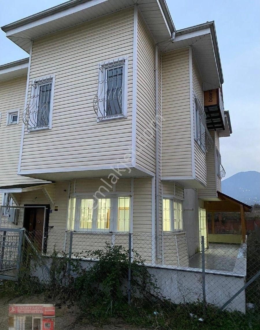 Kocaeli Kartepe'de Tanrıverdi Gayrimenkulden Satılık Dağ Ve Göl Manzaralı Villa
