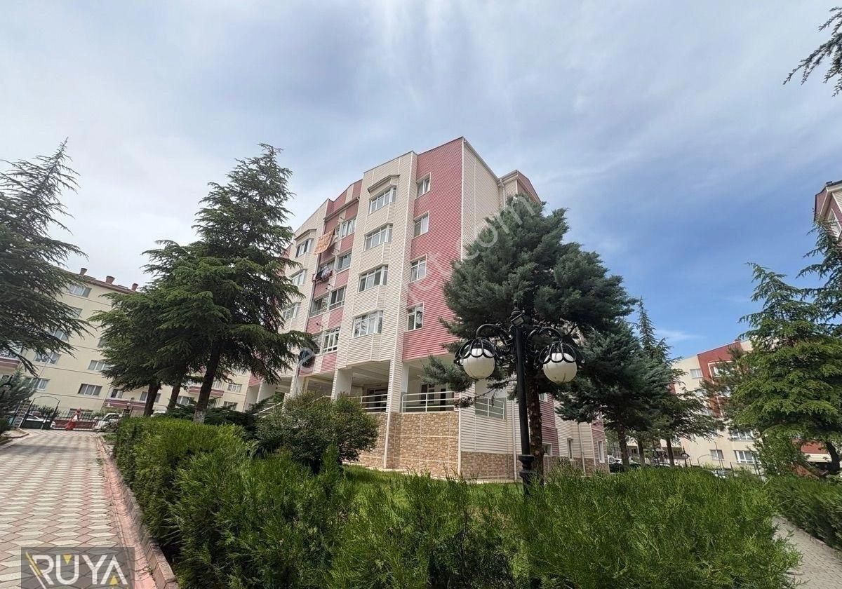 Rüya'dan Site İçerisinde Ara Kat 3+1 Bakımlı Satılık Daire