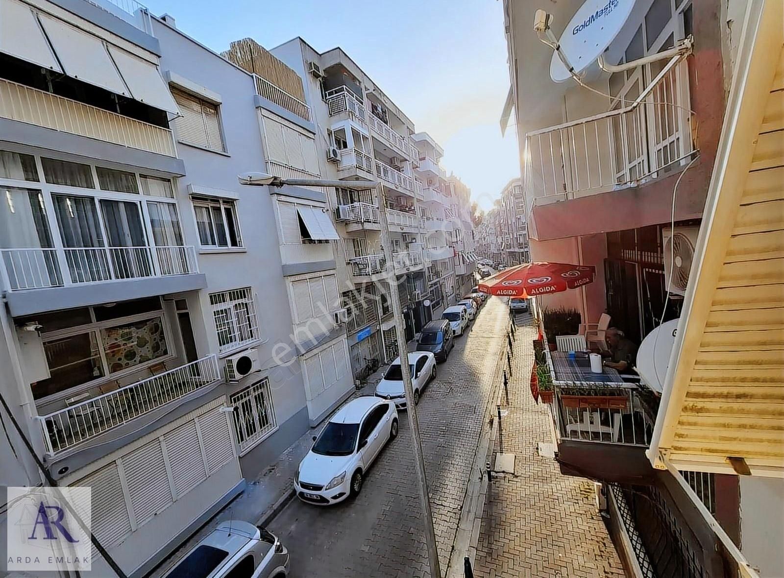 Karşıyaka Aksoy'da Geniş Sokakda Kiralık 105 M2 3+1
