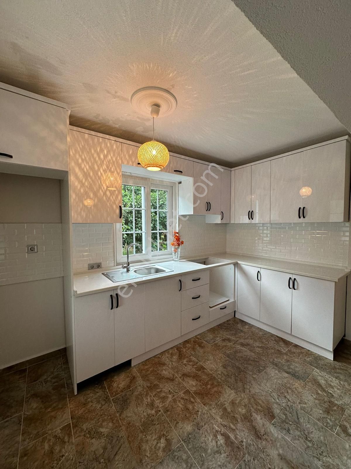 Turgut’ta Kısmi Eşyalı, Müstakil Bahçeli 1+1 Daire - Kiralık - Görsel 2