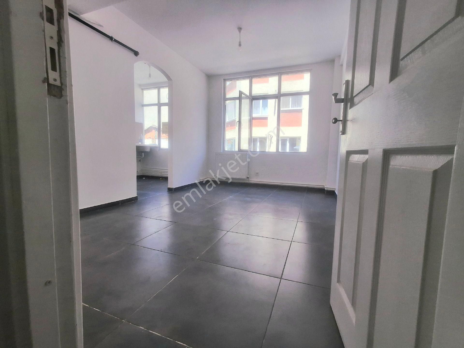 Kadıköy Çilek Sokak Yakınında Faturalar Dahil Kiralık Eşyasız 1+1 Daire