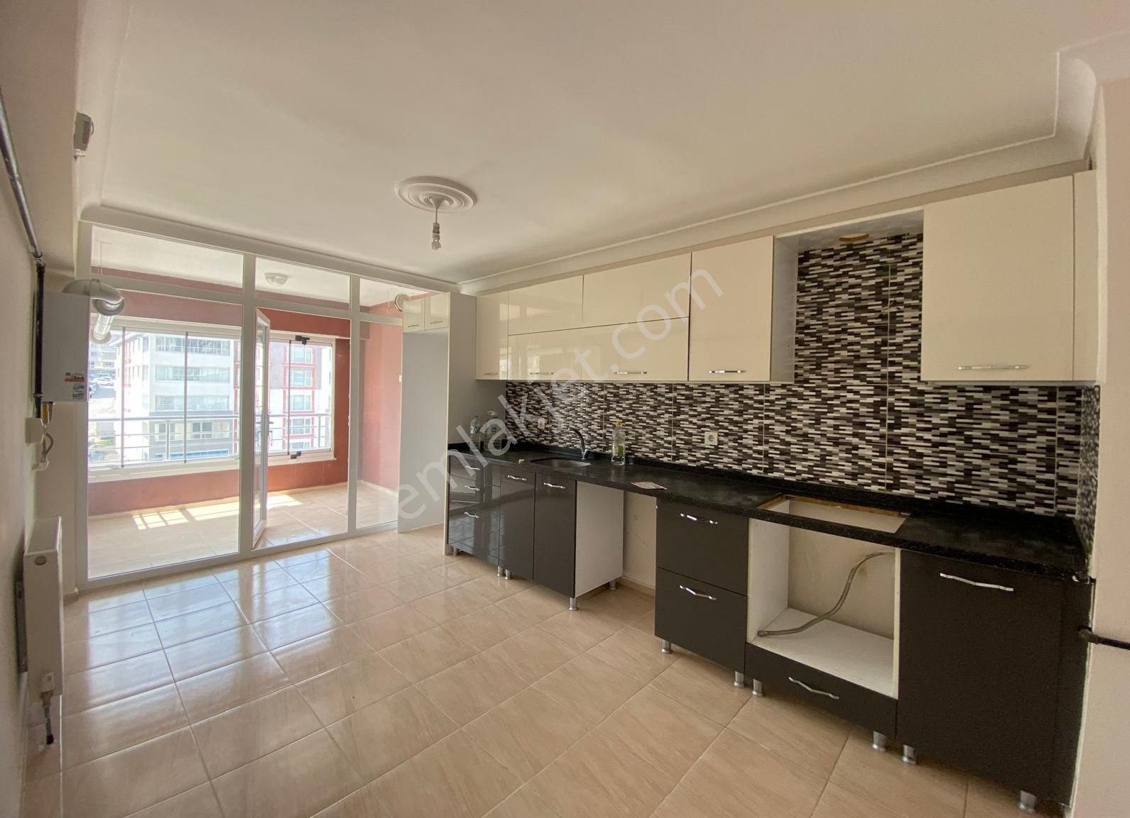 Feruduncelik Mah.de Cd Üzerinde Asansörlü 4.kat 3+1 Ç.banyo C.balkon Ön Cephe Köşe