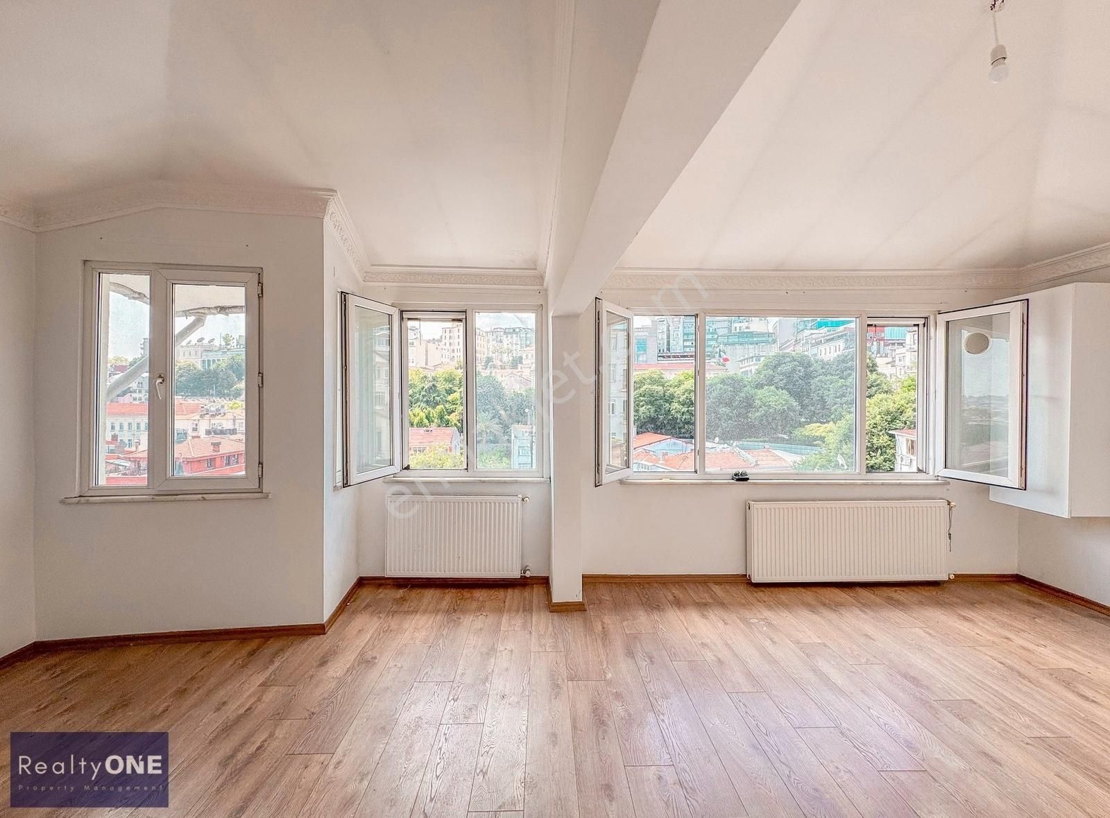 R-one Beyoğlu Galatasaray Tarihi Binada 1+1 Kiralık Daire