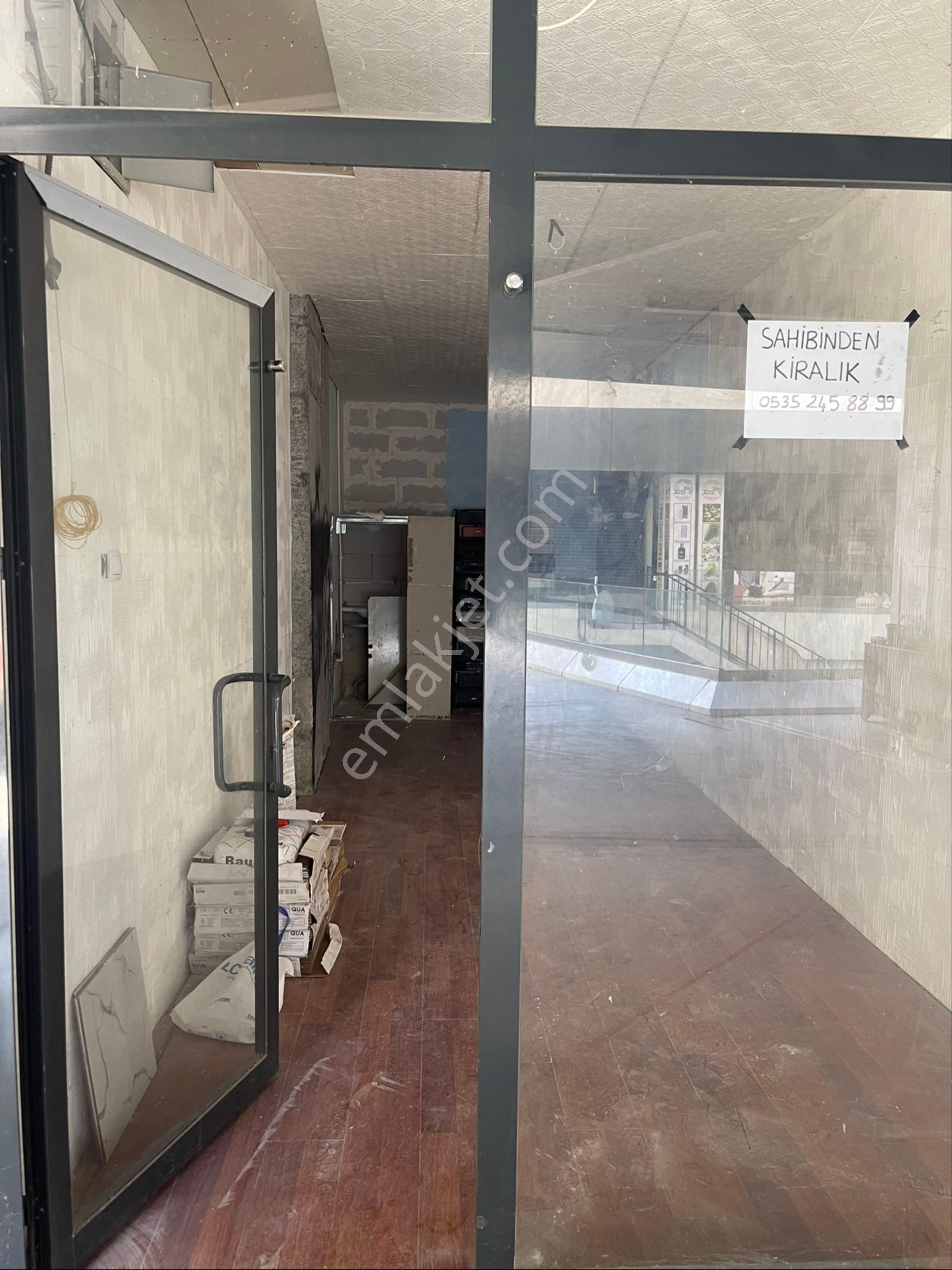 Esenyurt Ak Meydan Avm De Dukkan