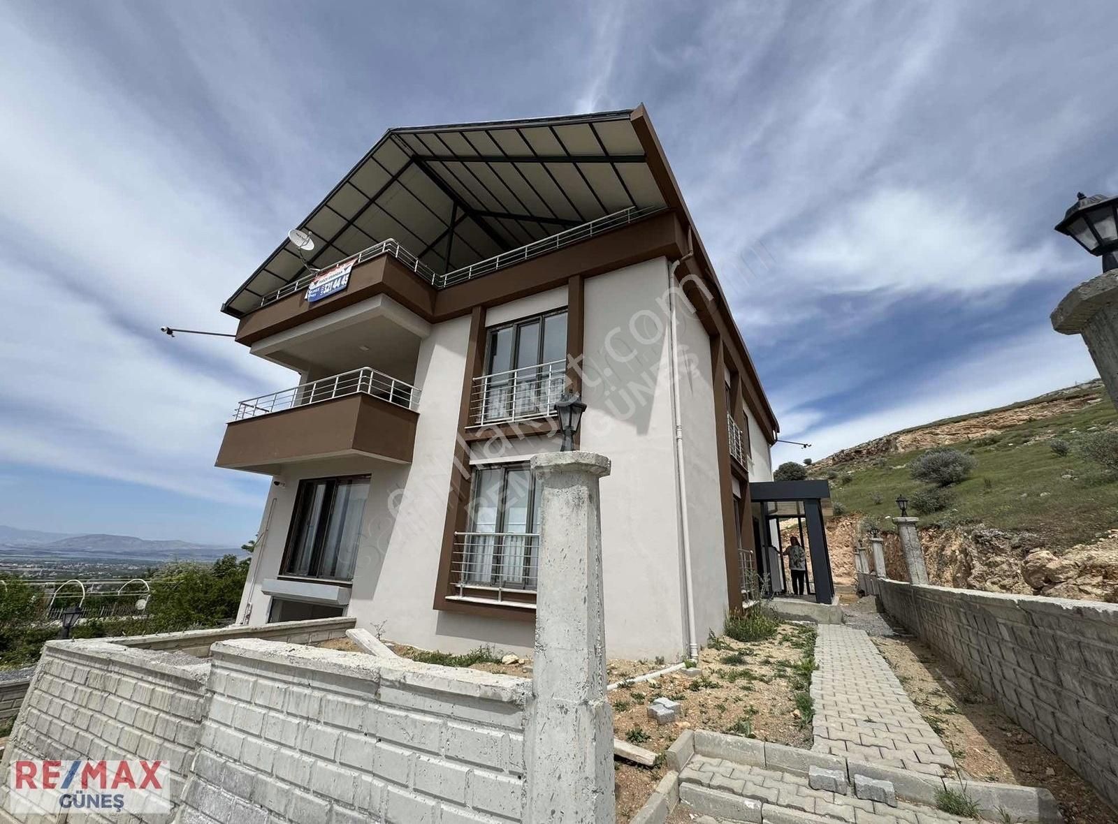 Yıldıztepe'de Remax Güneş'ten 5+1 Özel Tasarım Havuzlu Villa