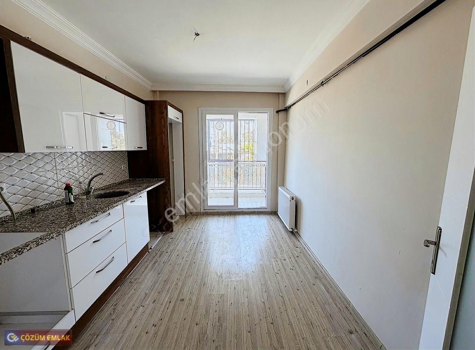 Çözüm Emlak'tan Site İçerisinde Açık Otoparklı Karanlıksız Daire