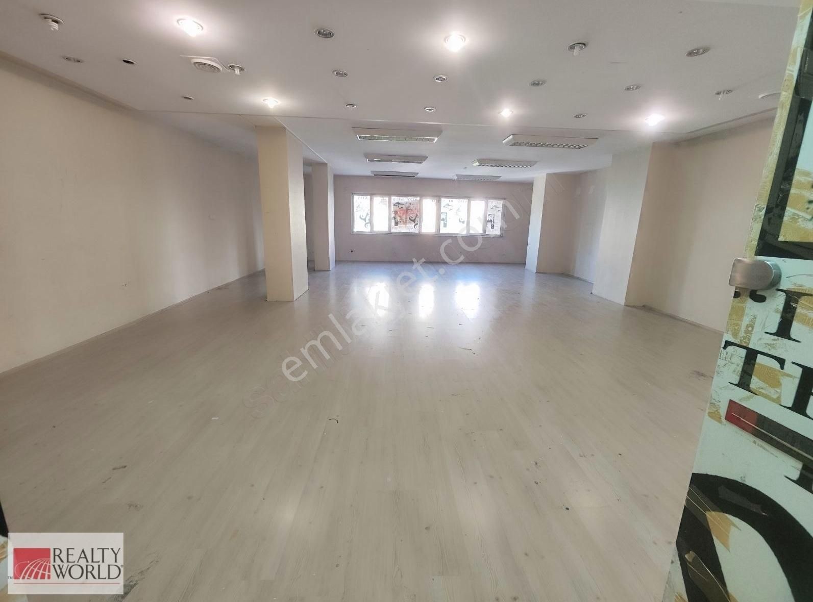 Merter Ahmet Kutsi Tecer Cd İş Hanında 90m2 Ofis Depo Kargo