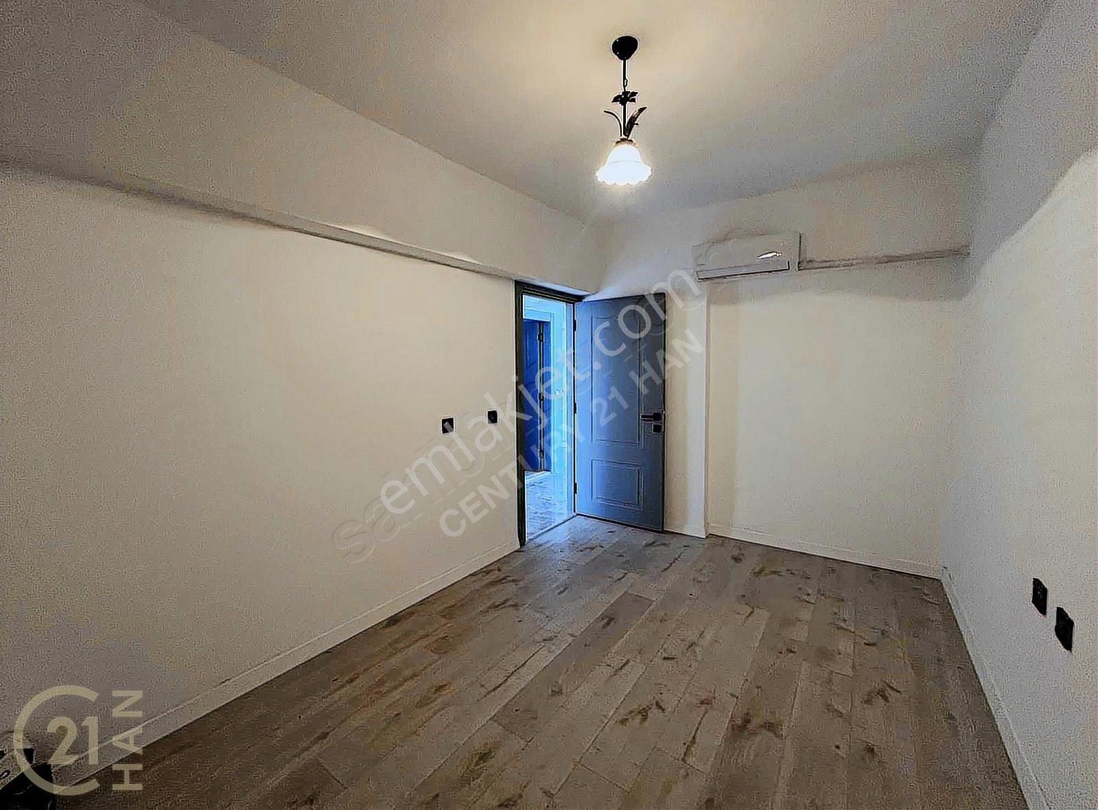 Güzeloba'da Eşyalı Deniz Manzaralı Yenilenmiş 2+1 Daire