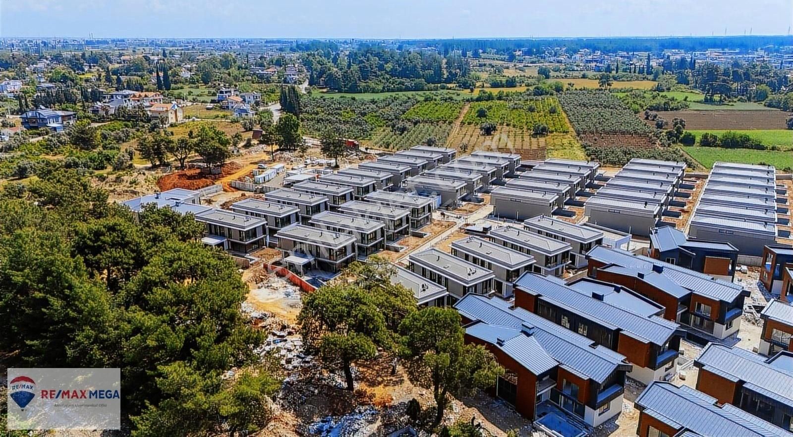 Döşemealtı Düzlerçamında Ormana Komşu Site İçi 5+1 Villa