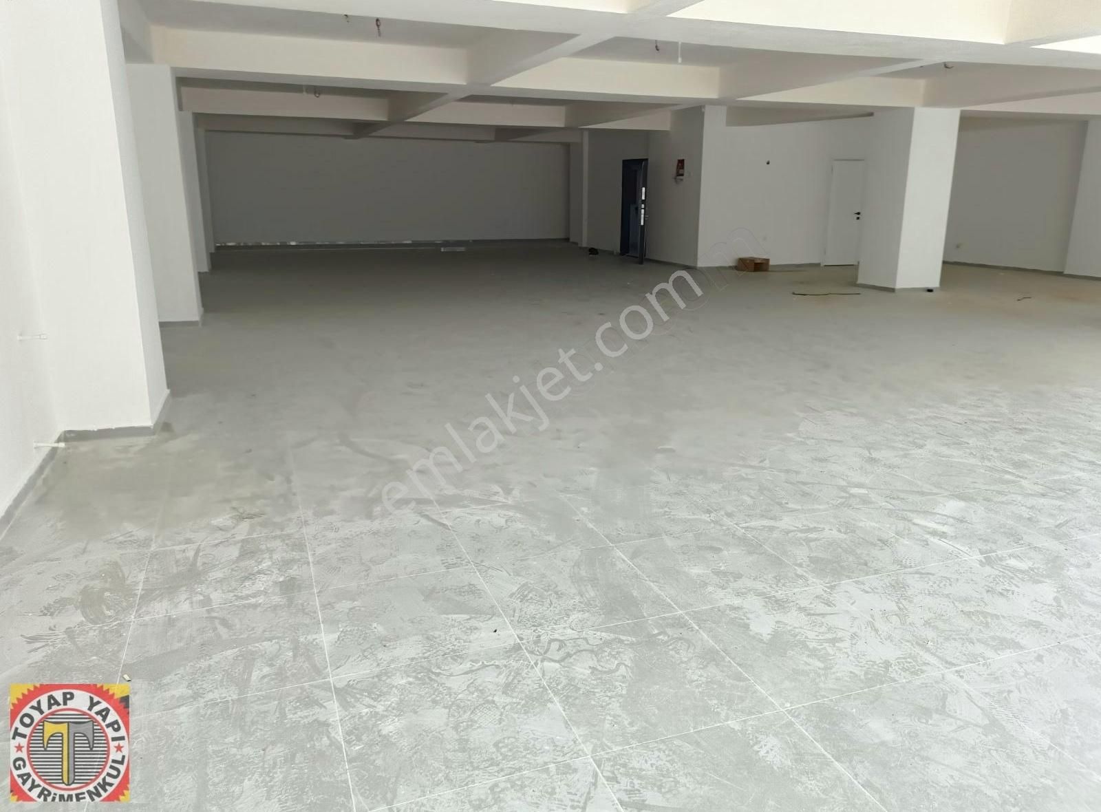 Sultangazi Tramvay Caddesi'nde 350m² Kiralık Dükkan