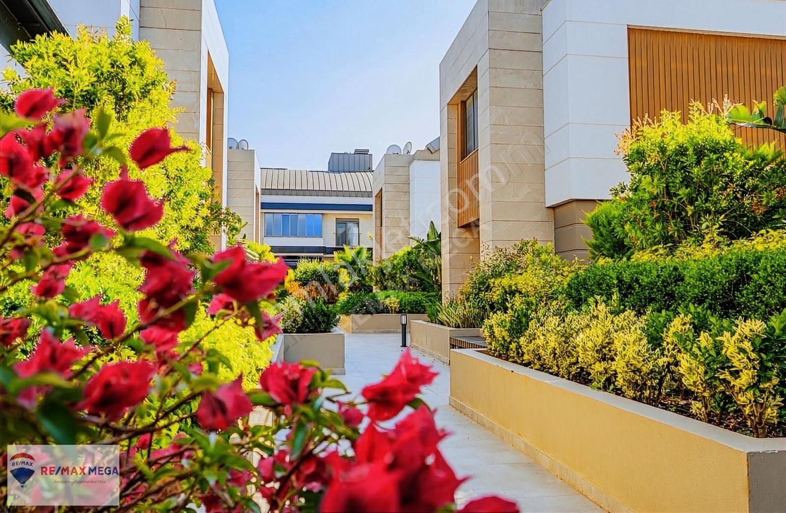 Konyaaltı Mollayusufta 6+1 Tam Müstakil Asansörlü Triplex Villa