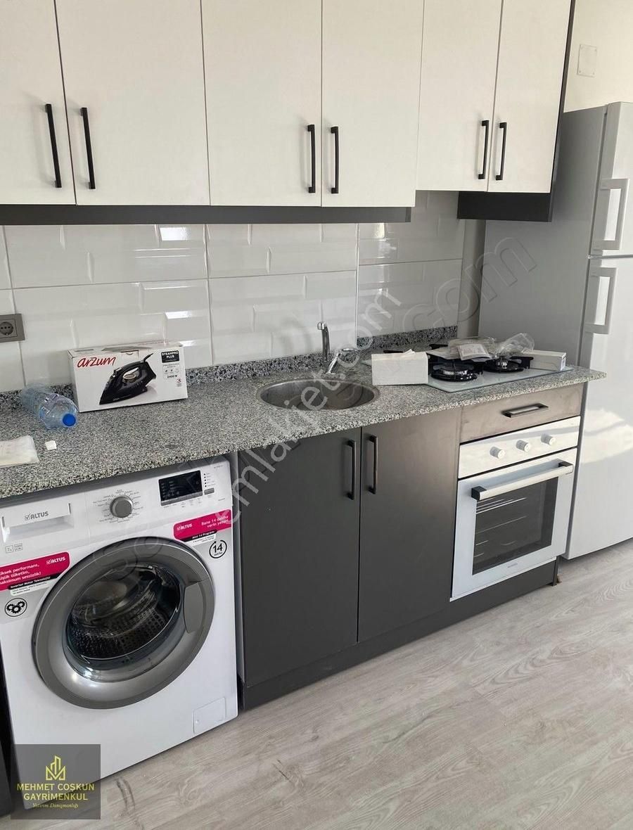 Sarıçam'da Bulvar Üzeri Yeni Bina Sıfır Eşyalı Kiralık 1+1 Daire