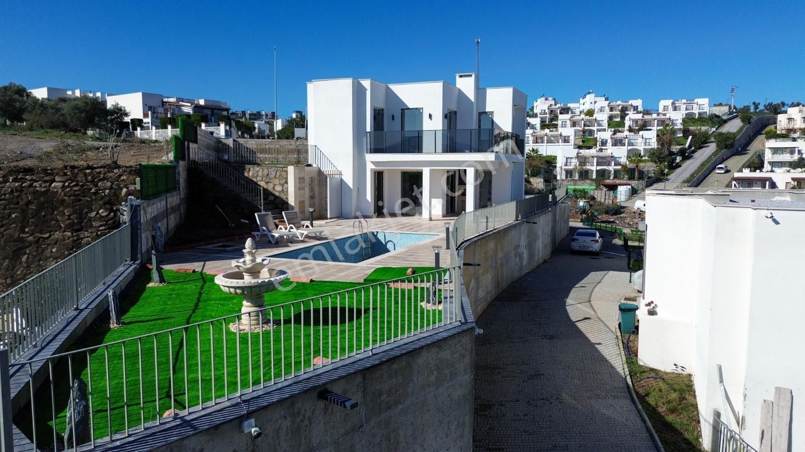 Acil Satılık Bodrum Helis Göl Evleri'nde Villa