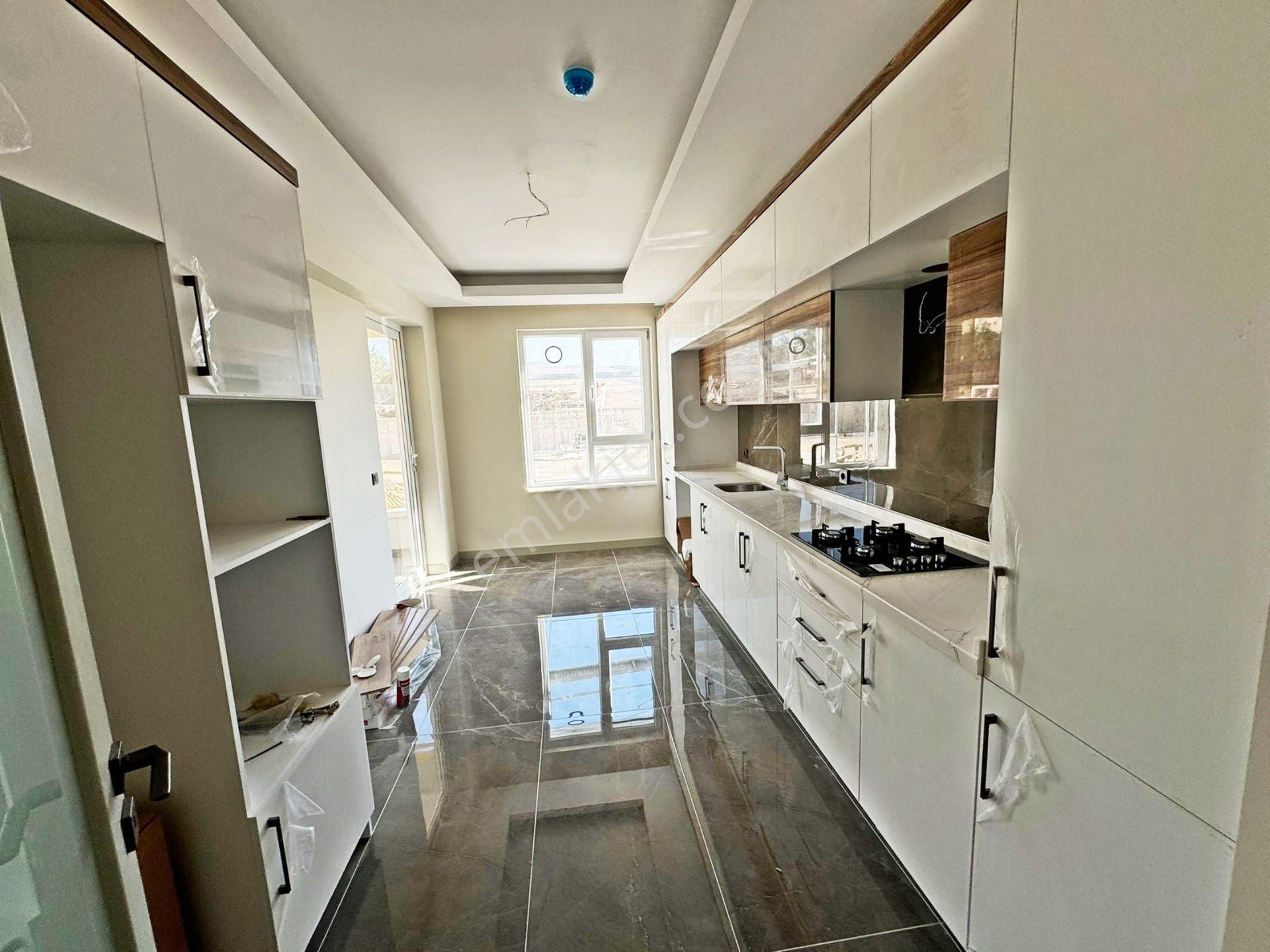 Gold Emlaktan Yakacık Bulvarında Cadde Üstü Full Yapılı Uygun Fiyata Acil 4+1 Daire