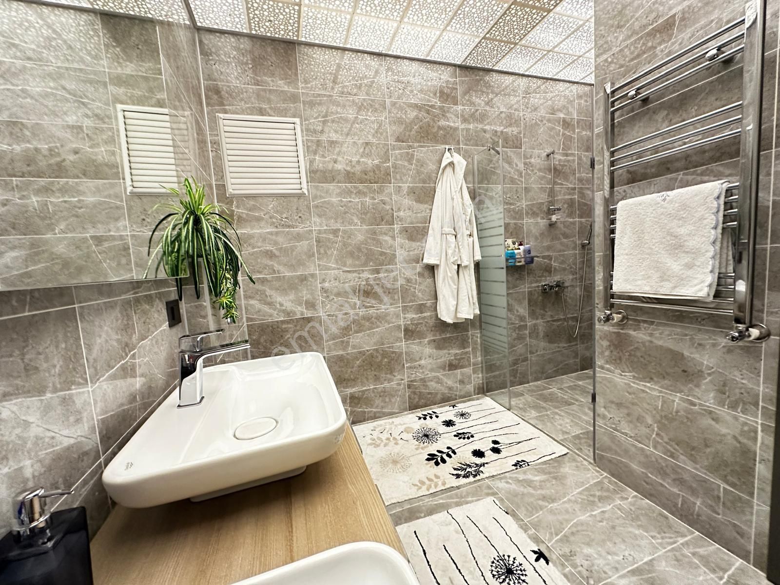 Kuşadası Ege Mah. Özenle Yapılmış Mimari Manzaralı Net 300 M2 - Görsel 13