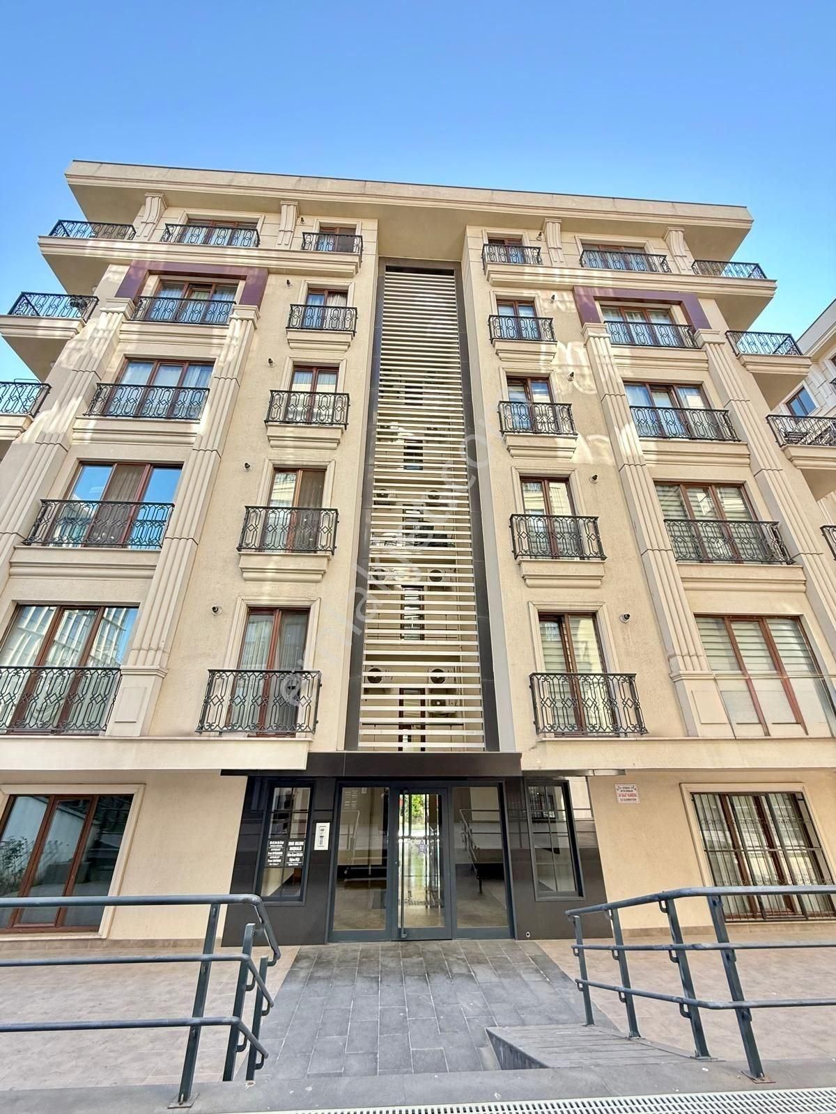 Bakırköy İncirli Caddesi Satılık Site İçi 2+1 Ferah 4. Arakat