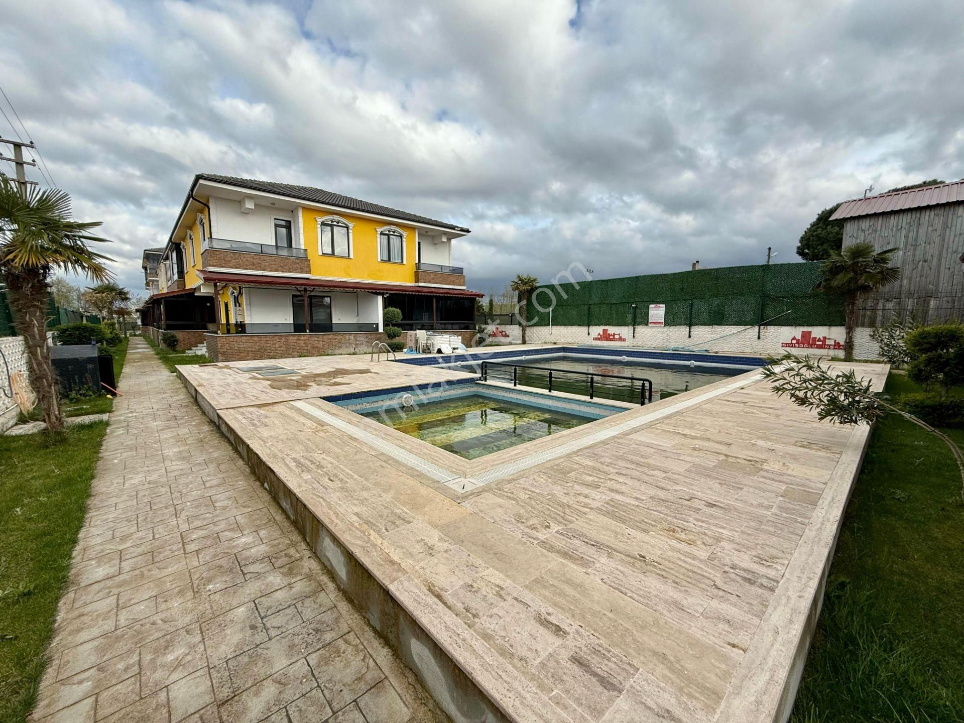 Karasuda Havuzlu Lüks Site İçerisinde Satılık 2+1daire