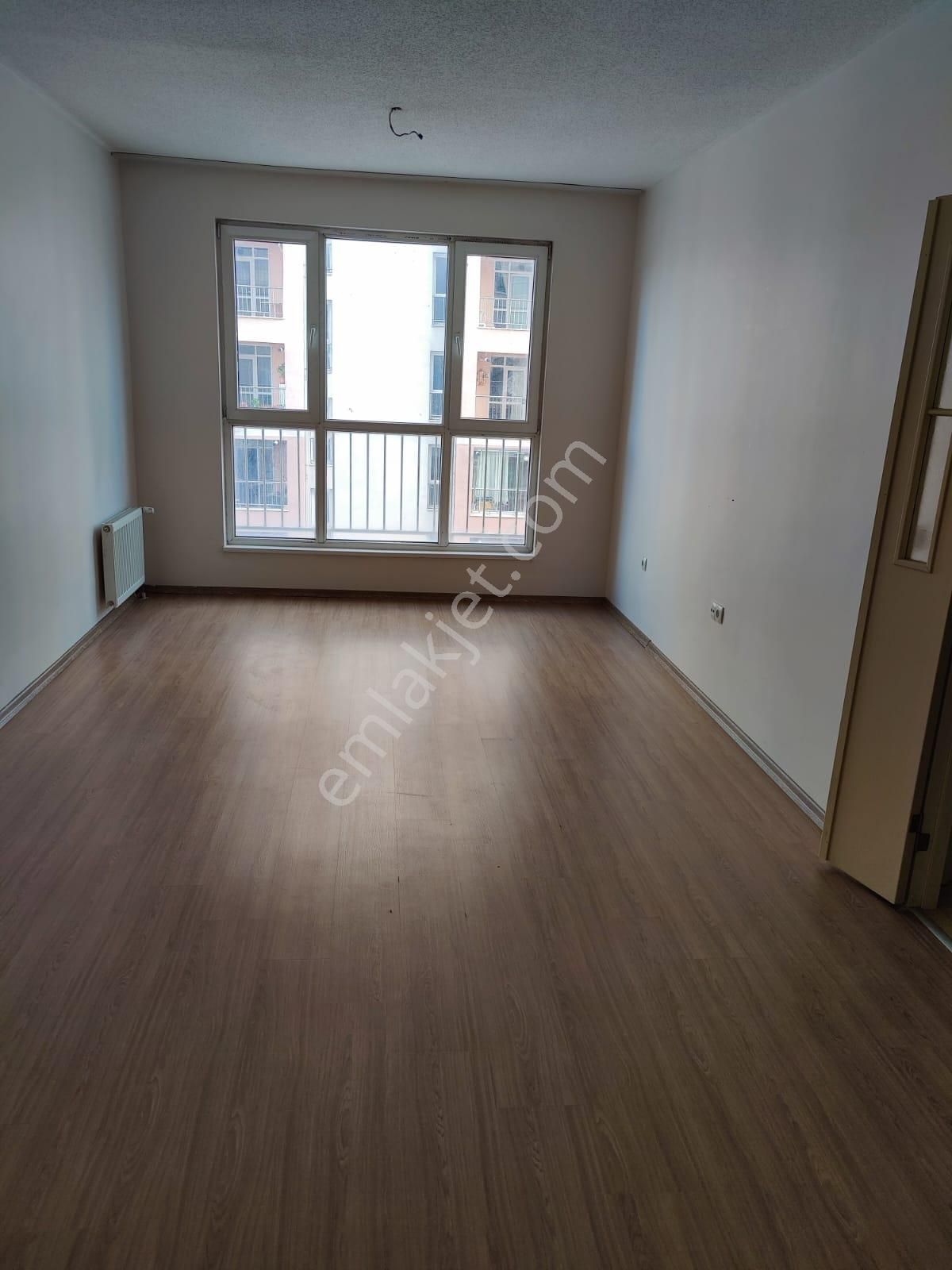 Merkez Emlak 2+1 Kat 5 Ön Cephe Site İçinde Merkezi Konumda 90m2