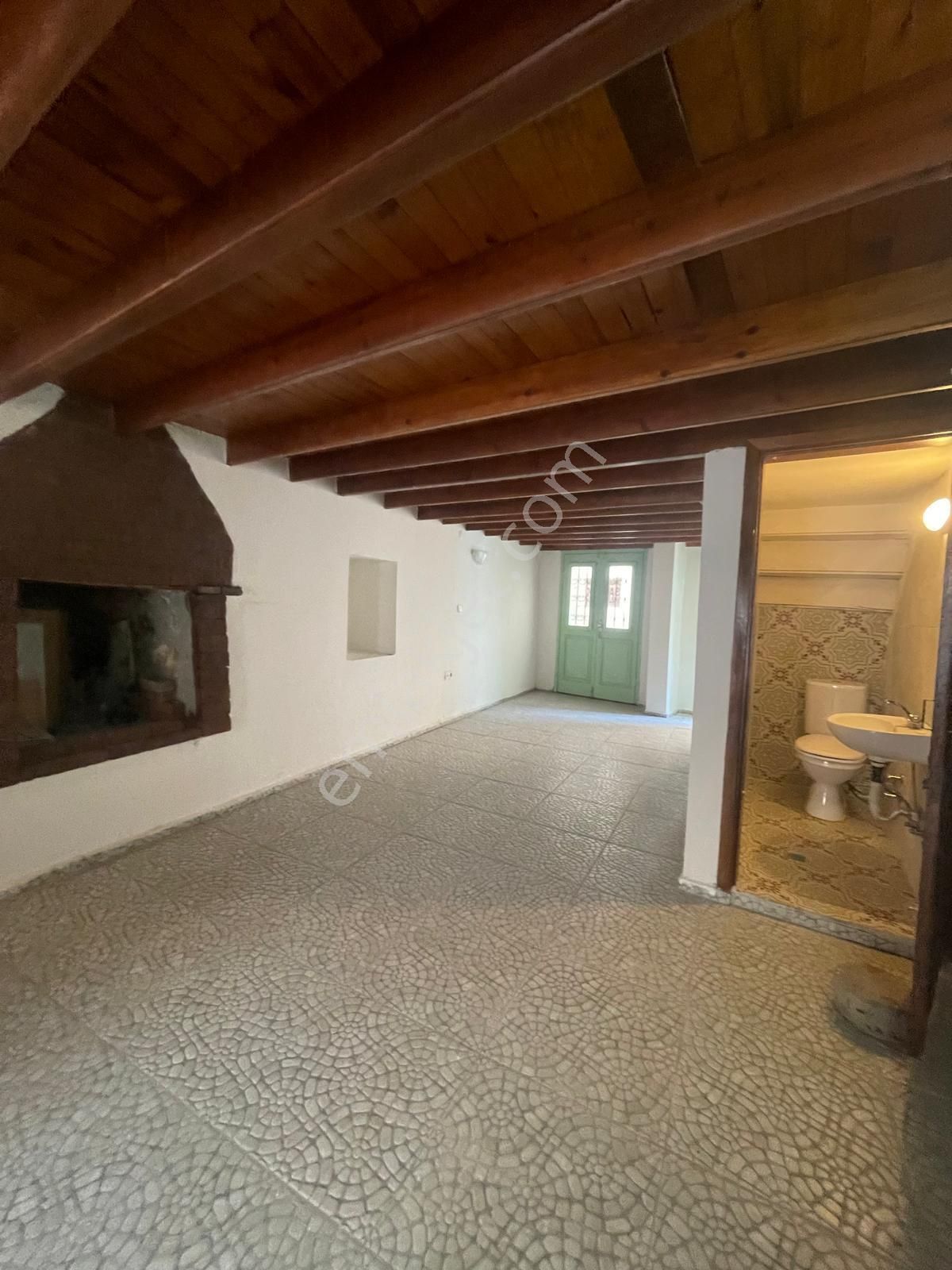 Ayvada'dan Ayvalık Merkez'de Avlulu 3 Katlı 4+1 Taş Rum Evi - Görsel 9