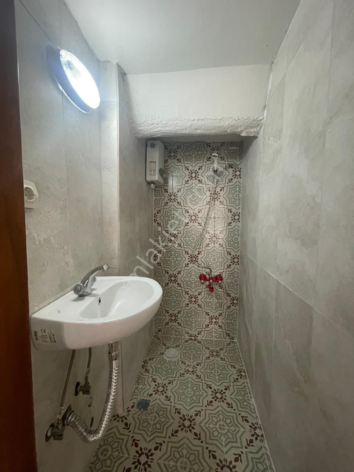 Ayvada'dan Ayvalık Merkez'de Avlulu 3 Katlı 4+1 Taş Rum Evi - Görsel 32