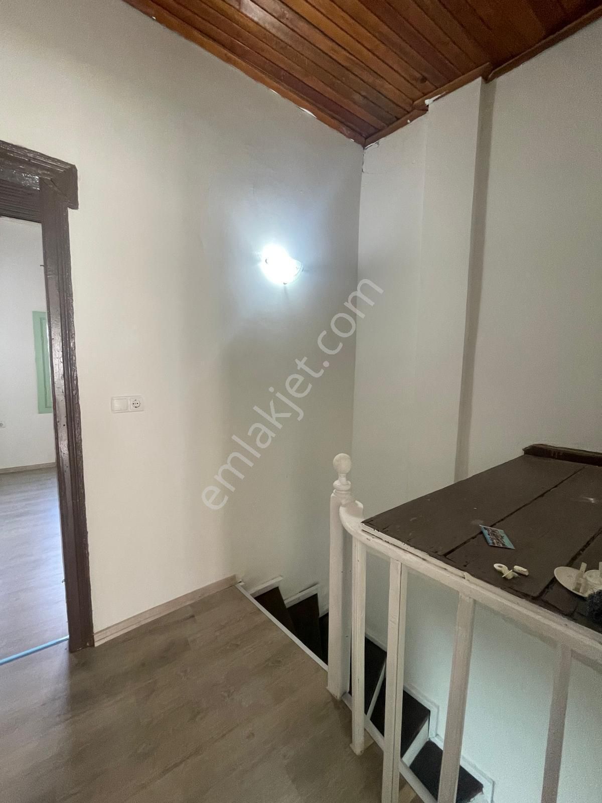 Ayvada'dan Ayvalık Merkez'de Avlulu 3 Katlı 4+1 Taş Rum Evi - Görsel 24