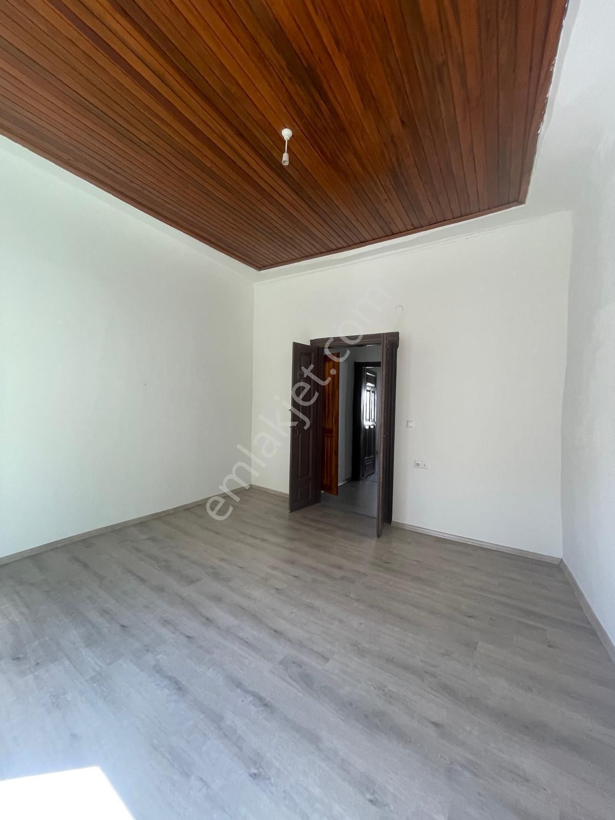 Ayvada'dan Ayvalık Merkez'de Avlulu 3 Katlı 4+1 Taş Rum Evi - Görsel 20