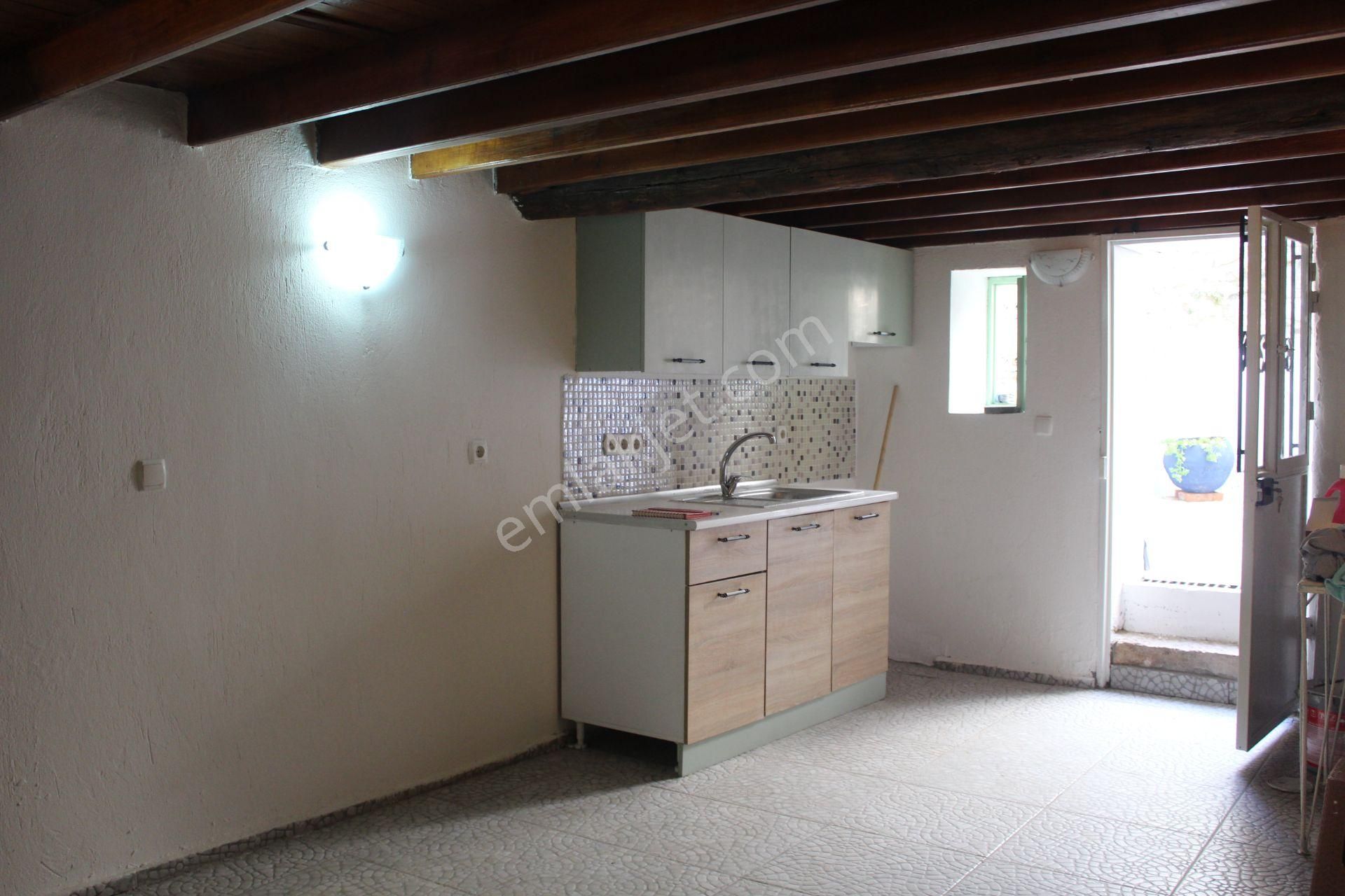 Ayvada'dan Ayvalık Merkez'de Avlulu 3 Katlı 4+1 Taş Rum Evi - Görsel 5