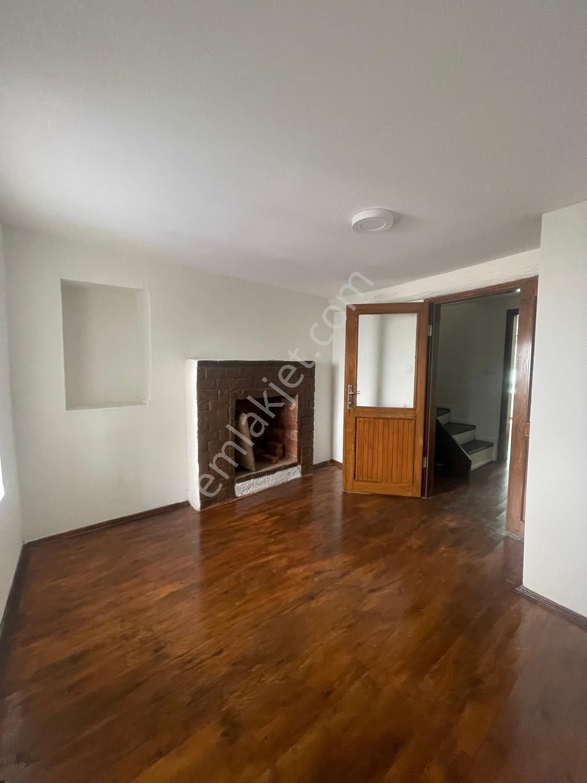 Ayvada'dan Ayvalık Merkez'de Avlulu 3 Katlı 4+1 Taş Rum Evi - Görsel 17