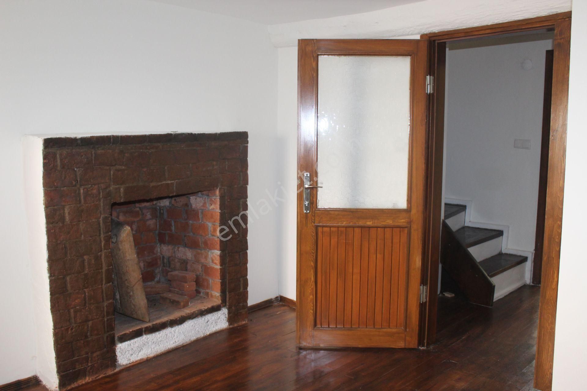 Ayvada'dan Ayvalık Merkez'de Avlulu 3 Katlı 4+1 Taş Rum Evi - Görsel 18