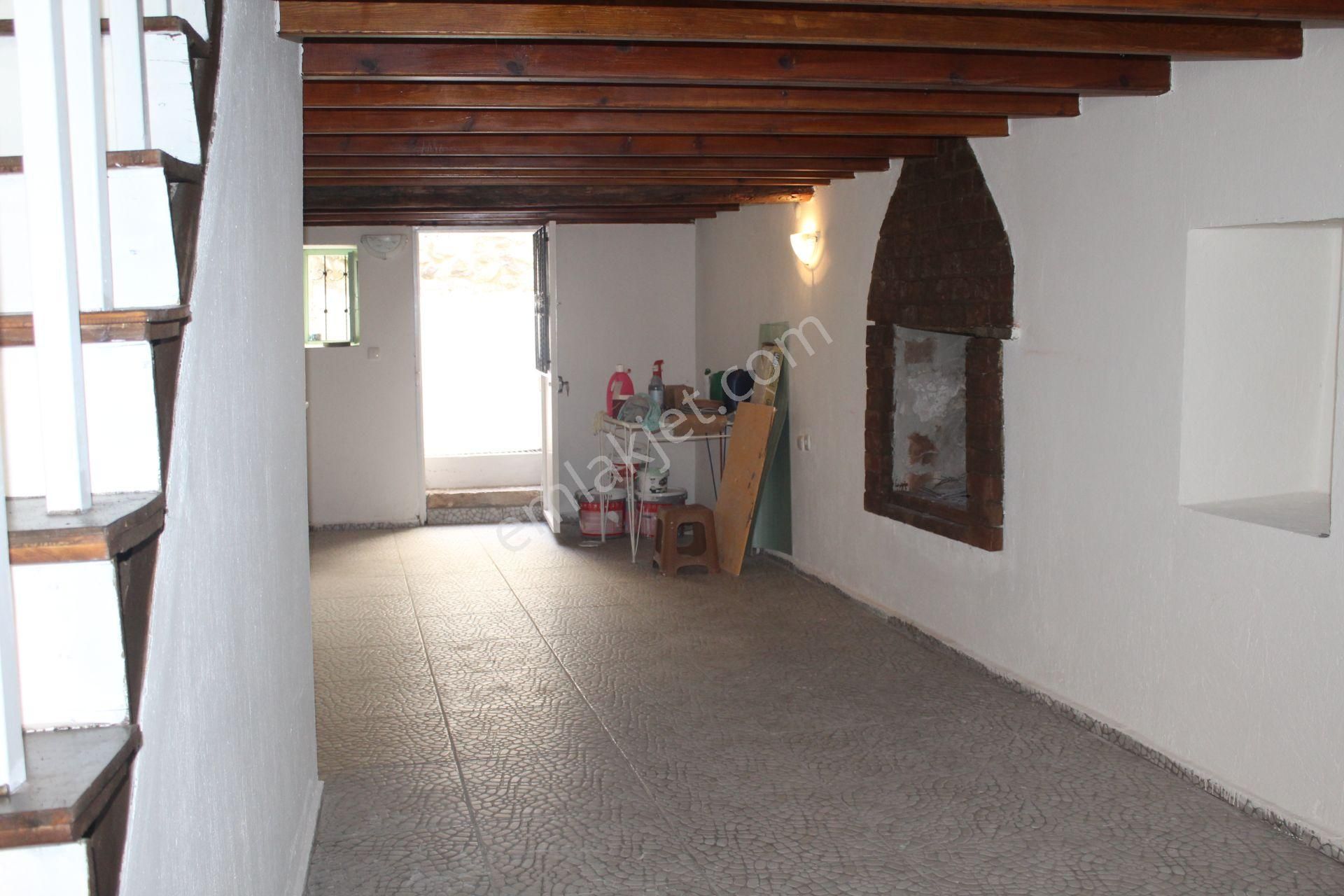 Ayvada'dan Ayvalık Merkez'de Avlulu 3 Katlı 4+1 Taş Rum Evi - Görsel 3