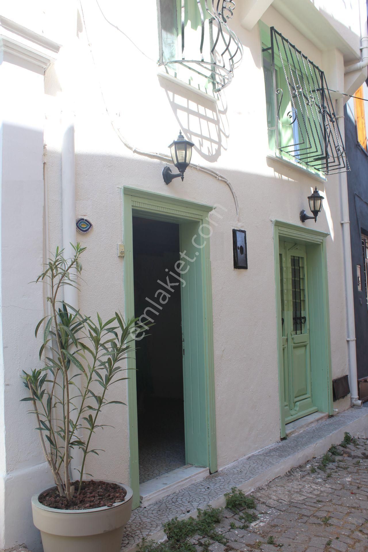 Ayvada'dan Ayvalık Merkez'de Avlulu 3 Katlı 4+1 Taş Rum Evi - Görsel 2